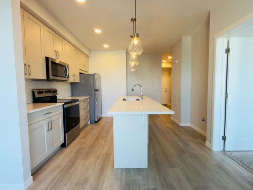 404-200 Shawnee Square Sw, Calgary, AB - Indoor Photo Showing Kitchen