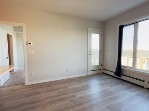 404-200 Shawnee Square Sw, Calgary, AB - Indoor Photo Showing Other Room