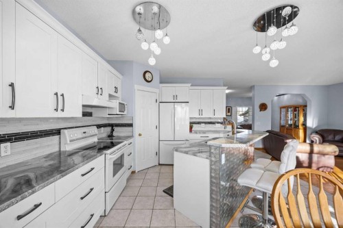 244 Oakmere Place, Chestermere, AB - Indoor Photo Showing Kitchen