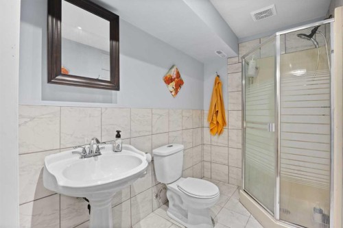 244 Oakmere Place, Chestermere, AB - Indoor Photo Showing Bathroom
