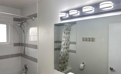 3229 19 Avenue Se, Calgary, AB - Indoor Photo Showing Bathroom