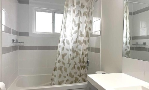 3229 19 Avenue Se, Calgary, AB - Indoor Photo Showing Bathroom