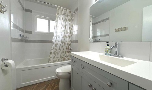 3229 19 Avenue Se, Calgary, AB - Indoor Photo Showing Bathroom