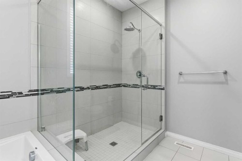 237 Windrow Crescent Sw, Airdrie, AB - Indoor Photo Showing Bathroom