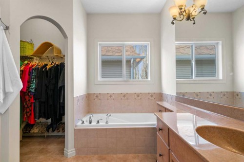 90 Discovery Ridge Gardens Sw, Calgary, AB - Indoor Photo Showing Bathroom