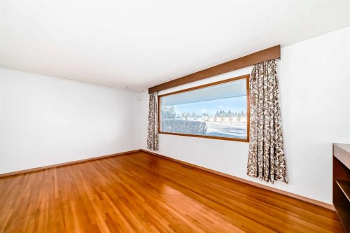 4703 35 Avenue Sw, Calgary, AB - Indoor Photo Showing Other Room