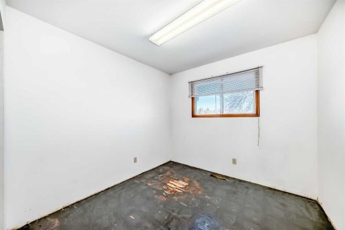 4703 35 Avenue Sw, Calgary, AB - Indoor Photo Showing Other Room