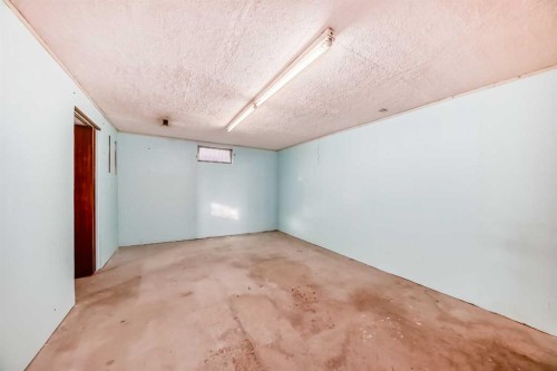 4703 35 Avenue Sw, Calgary, AB - Indoor Photo Showing Other Room