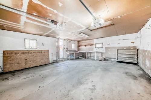 4703 35 Avenue Sw, Calgary, AB - Indoor Photo Showing Garage