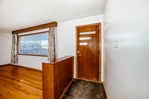 4703 35 Avenue Sw, Calgary, AB - Indoor Photo Showing Other Room