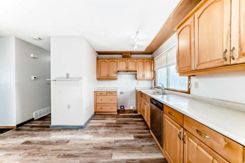 4703 35 Avenue Sw, Calgary, AB - Indoor Photo Showing Kitchen