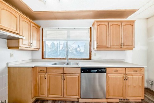 4703 35 Avenue Sw, Calgary, AB - Indoor Photo Showing Kitchen With Double Sink