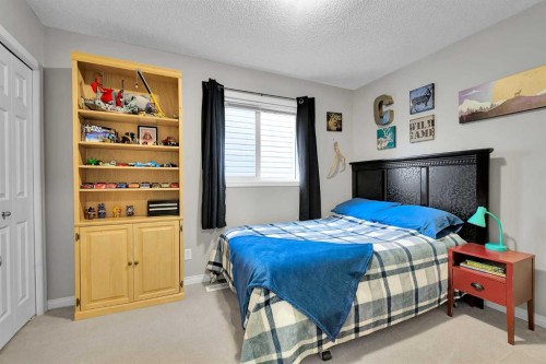 65 Sunset Heights, Cochrane, AB - Indoor Photo Showing Bedroom