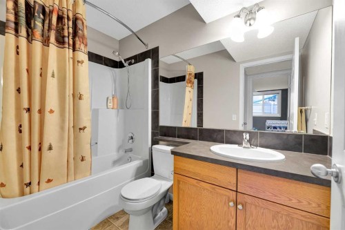 65 Sunset Heights, Cochrane, AB - Indoor Photo Showing Bathroom