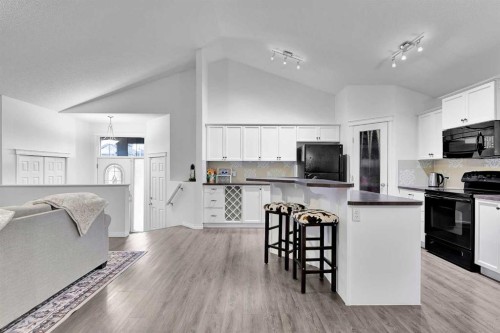 65 Sunset Heights, Cochrane, AB - Indoor Photo Showing Kitchen