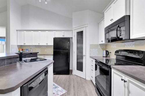 65 Sunset Heights, Cochrane, AB - Indoor Photo Showing Kitchen