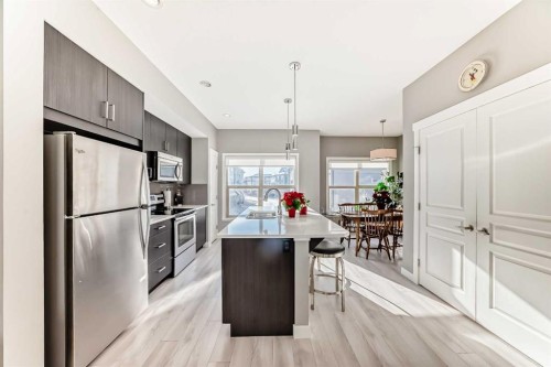 102-32 Horseshoe Crescent, Cochrane, AB - Indoor Photo Showing Kitchen With Upgraded Kitchen