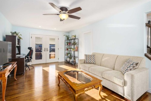 1315 Lake Michigan Crescent Se, Calgary, AB - Indoor Photo Showing Living Room