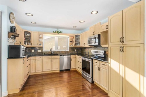 1315 Lake Michigan Crescent Se, Calgary, AB - Indoor Photo Showing Kitchen