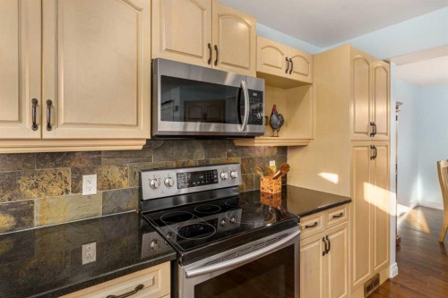 1315 Lake Michigan Crescent Se, Calgary, AB - Indoor Photo Showing Kitchen