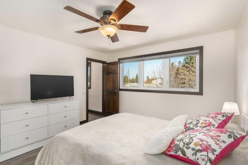 1315 Lake Michigan Crescent Se, Calgary, AB - Indoor Photo Showing Bedroom
