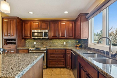 1507 Cayuga Drive Nw, Calgary, AB - Indoor Photo Showing Kitchen With Double Sink With Upgraded Kitchen