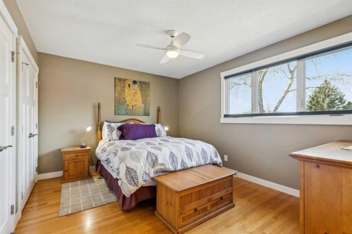 1507 Cayuga Drive Nw, Calgary, AB - Indoor Photo Showing Bedroom