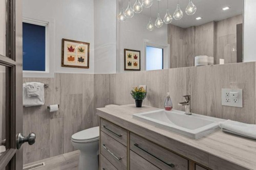 965 Lawrence Grassi Ridge, Canmore, AB - Indoor Photo Showing Bathroom