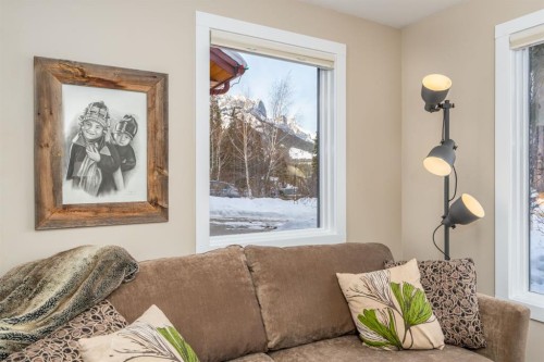 965 Lawrence Grassi Ridge, Canmore, AB - Indoor Photo Showing Living Room