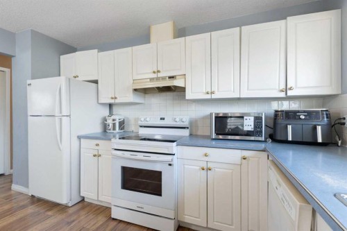 6124 Maddock Drive Ne, Calgary, AB - Indoor Photo Showing Kitchen