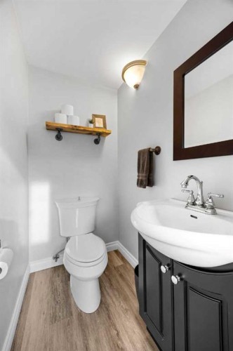 123 Sackville Drive Sw, Calgary, AB - Indoor Photo Showing Bathroom