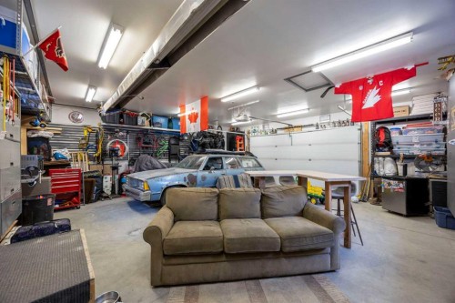 123 Sackville Drive Sw, Calgary, AB - Indoor Photo Showing Garage