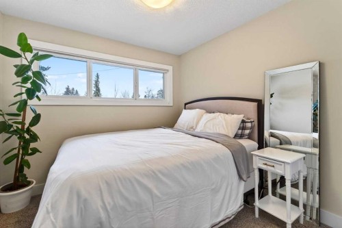 7 Westminster Place Sw, Calgary, AB - Indoor Photo Showing Bedroom