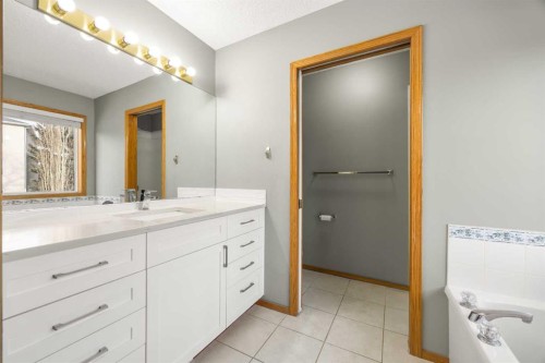 36 Arbour Wood Crescent Nw, Calgary, AB - Indoor Photo Showing Bathroom
