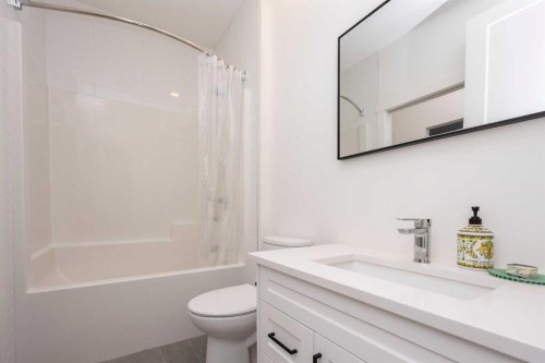 408 Greenbriar Common Nw, Calgary, AB - Indoor Photo Showing Bathroom