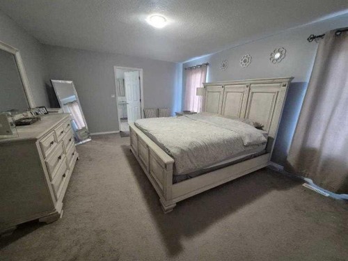 422 Bridlecreek Green Sw, Calgary, AB - Indoor Photo Showing Bedroom