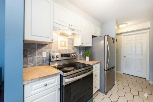 304-5555 Falsbridge Drive Ne, Calgary, AB - Indoor Photo Showing Kitchen