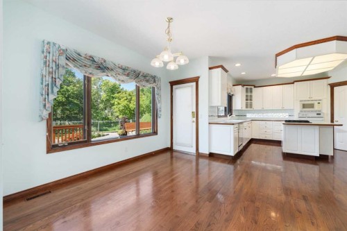 1600 Evergreen Hill Sw, Calgary, AB - Indoor Photo Showing Kitchen