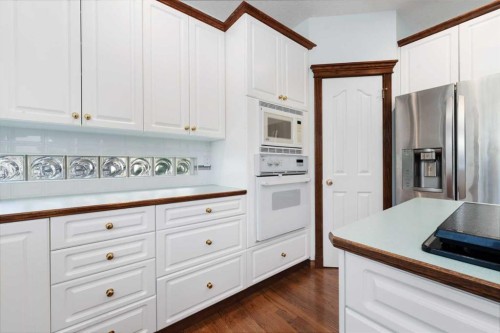 1600 Evergreen Hill Sw, Calgary, AB - Indoor Photo Showing Kitchen