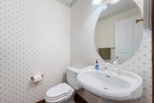 1600 Evergreen Hill Sw, Calgary, AB - Indoor Photo Showing Bathroom