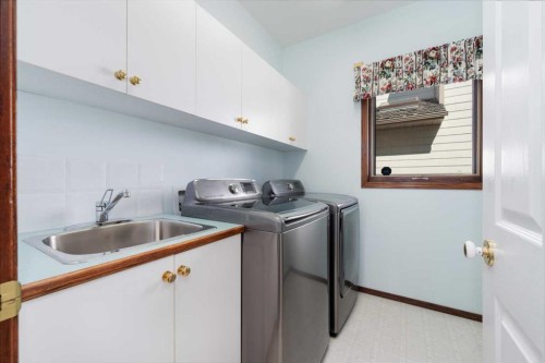 1600 Evergreen Hill Sw, Calgary, AB - Indoor Photo Showing Laundry Room