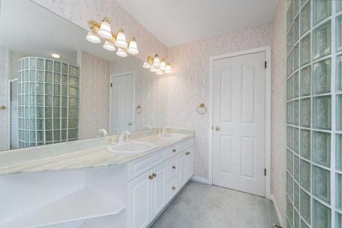 1600 Evergreen Hill Sw, Calgary, AB - Indoor Photo Showing Bathroom