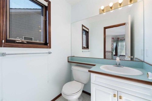 1600 Evergreen Hill Sw, Calgary, AB - Indoor Photo Showing Bathroom