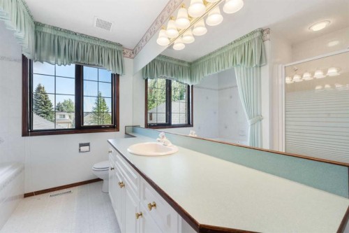 1600 Evergreen Hill Sw, Calgary, AB - Indoor Photo Showing Bathroom