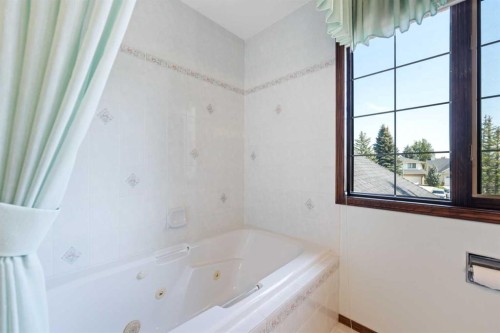 1600 Evergreen Hill Sw, Calgary, AB - Indoor Photo Showing Bathroom