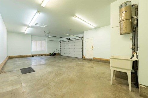 1600 Evergreen Hill Sw, Calgary, AB - Indoor Photo Showing Garage