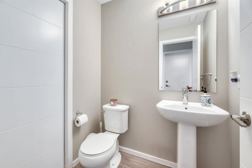201-235 Redstone Walk Ne, Calgary, AB - Indoor Photo Showing Bathroom