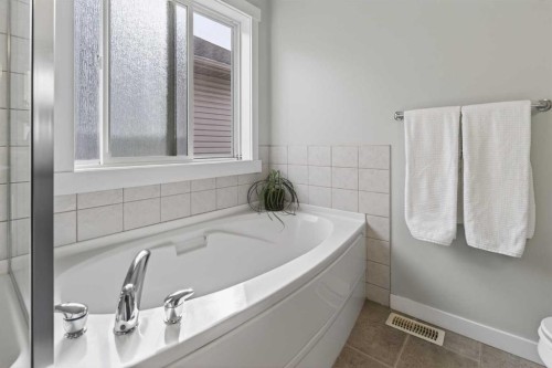 139 Elgin Terrace Se, Calgary, AB - Indoor Photo Showing Bathroom
