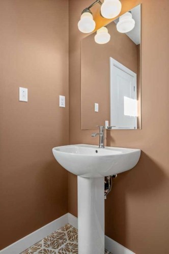 8341 8 Avenue Sw, Calgary, AB - Indoor Photo Showing Bathroom