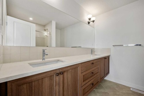 8341 8 Avenue Sw, Calgary, AB - Indoor Photo Showing Bathroom